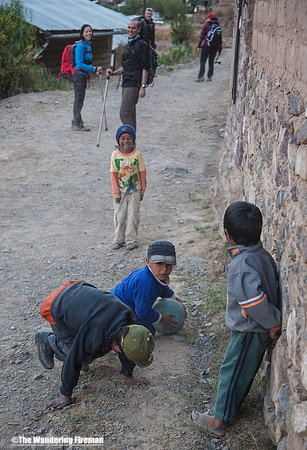 Children playing in a Peruvian street