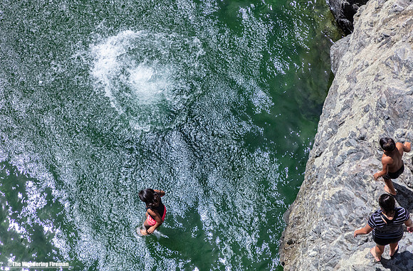 Kids diving into the Pelorus river in New Zealand