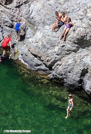 Kids jumping to the Pelorus river in New Zealand