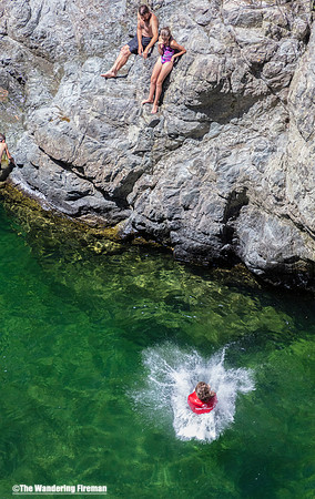 Kids splashing into the Pelorus river of New Zealand